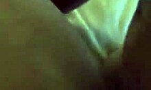 बहुत ही असामान्य वीडियो जिसमें इबोनी ट्रैम्प चिल्लाती हुई पागलों की तरह चिल्लाती हुई दिखाई देती है।