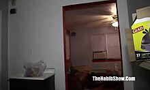 अमेचुर काली लड़की अपने घर में एक लटके हुए पाकिस्तान से चुदवाती है।