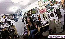 एक क्यूबाई महिला मुख मैथुन करती है और इस होममेड वीडियो में एक पंजे की दुकान में संभोग में संलग्न होती है।