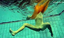 नास्त्या अपने कपड़े उतारती है और स्विमिंग पूल में अपने आकर्षक नंगे शरीर को उजागर करती है।