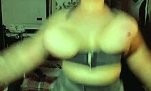 अमेचुर महिलाएं व्यायाम के दौरान स्तनों को उछालती हुई।
